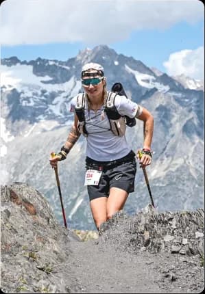 Nouchka Simic, diététicienne du sport et co-fondatrice de myRavito, en course sur un ultra-trail en montagne